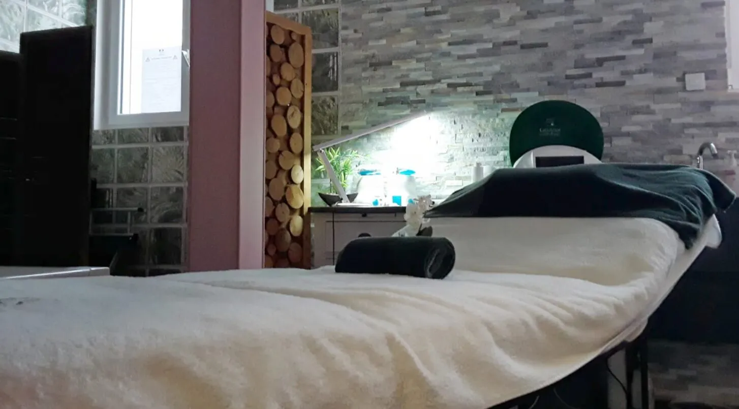 Cabine de soin de l'institut Biotysis à Saint-Nazaire - table de massage et ambiance cosy