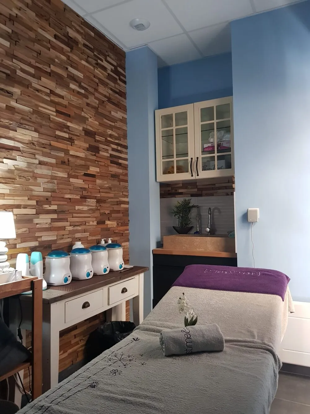 Cabine de soin Biotysis à Saint-Nazaire - table de massage préparée pour une séance