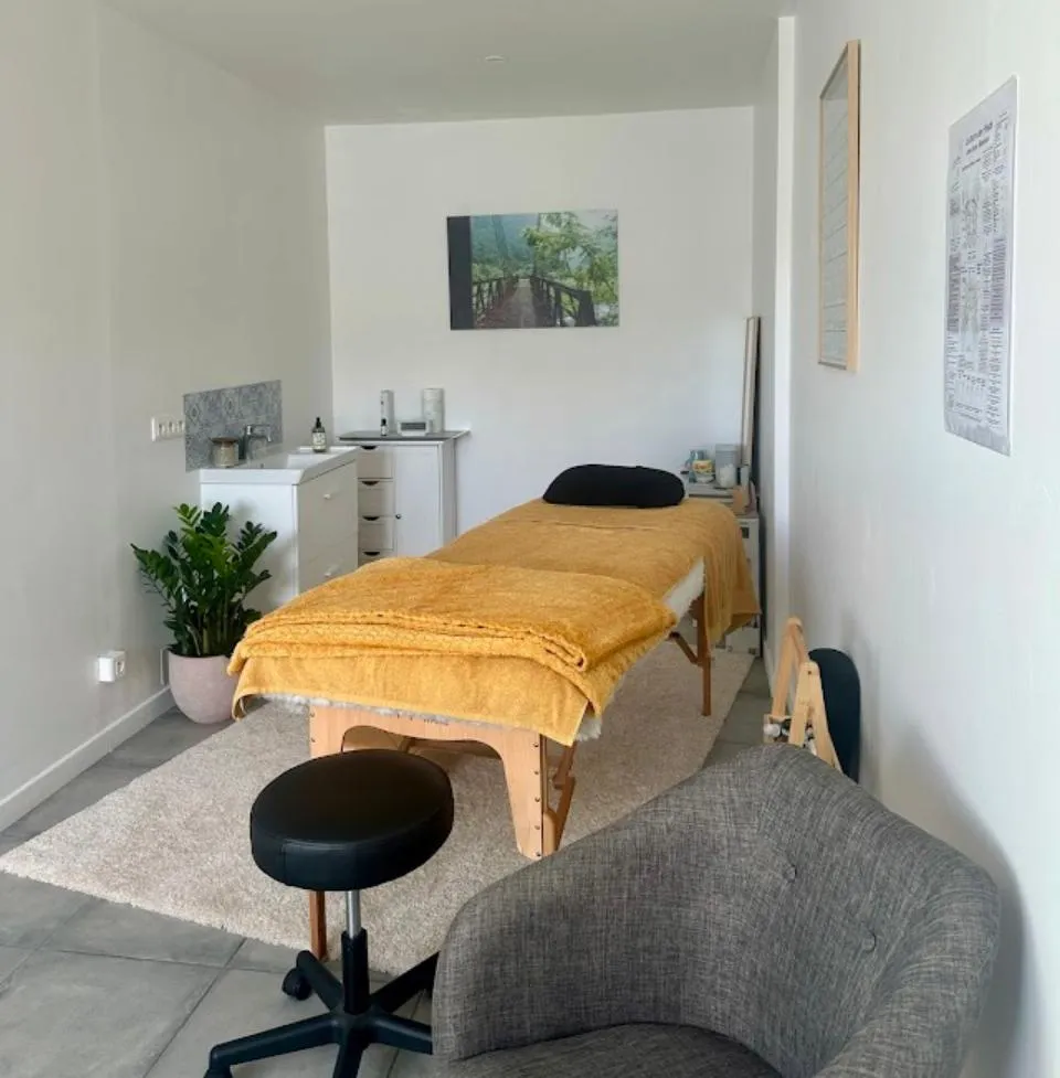 Intérieur du cabinet de réflexologie à Guérande - table de massage et espace de soin